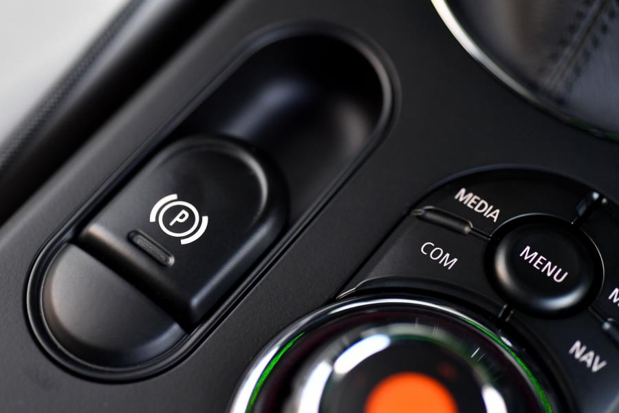 Детали интерьера Mini Cooper SE (F56) 2020 года  (NA) (фото 313 из 342)